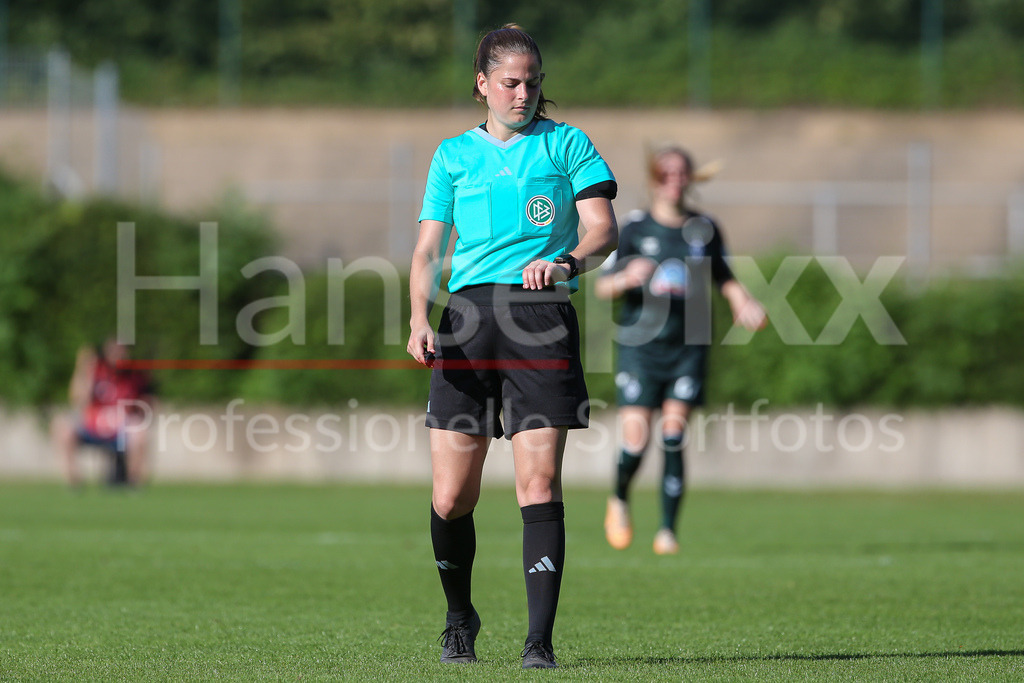Fussball, DFB-Pokal Frauen, Borussia Mönchengladbach - SV Werder Bremen | v.li.: Schiedsrichterin Anne Uersfeld schaut auf die Uhr, DIE DFB-RICHTLINIEN UNTERSAGEN JEGLICHE NUTZUNG VON FOTOS ALS SEQUENZBILDER UND/ODER VIDEOÄHNLICHE FOTOSTRECKEN. DFB REGULATIONS PROHIBIT ANY USE OF PHOTOGRAPHS AS IMAGE SEQUENCES AND/OR QUASI-VIDEO.