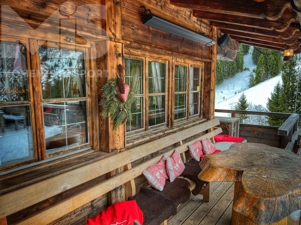 mis_110914bf01.JPG | 30.01.2022,  Schwangau bei Füssen im Allgäu, ein sonniger Wintertag auf der Rohrkopfhütte, eine Berghütte mit Bewirtung. Ruhebänke mit Fellen auf der Terasse mit Blick auf die Allgäuer Alpenkette.     - Realisiert mit Pictrs.com