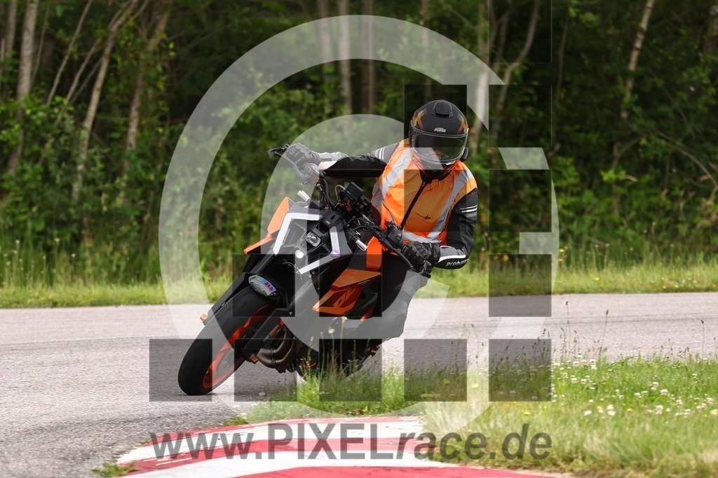 0522-20240531_01167 | Schöne Erinnerungen an spannende Momente - das festzuhalten ist unser Job. PIXELrace.de ist seit 2003 auf den Rennstrecken Europas unterwegs um die Action draußen beim Fahren und die wunderbare Stimmung imm Fahrerlager für euch einzufangen.