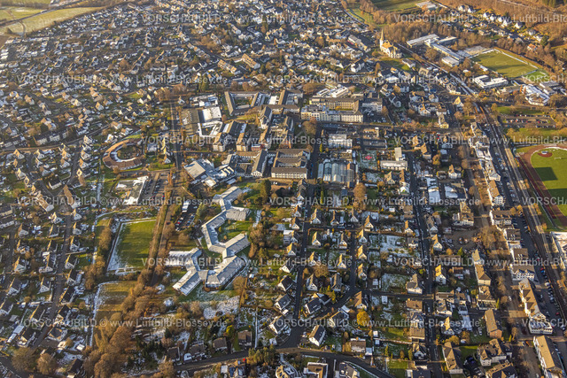Olsberg231200688 | Luftbild, Ortsansicht Wohngebiet, Josefsheim Bigge Sozialeinrichtung mit Sportplatz, Eduardus-Krankenhaus und Elisabeth-Klinik Bigge Krankenhaus, hinten die kath. Pfarrkirche Sankt Martin und die Sparkassenarena Sportplatz Bigge, Bigge, Olsberg, Sauerland, Nordrhein-Westfalen, Deutschland