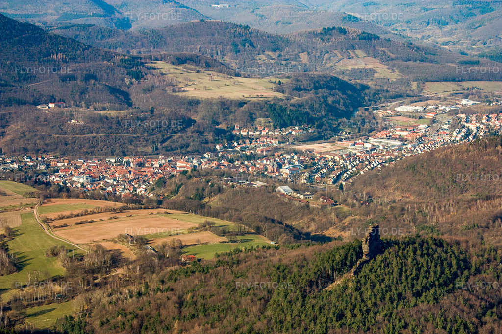 Luftbild: Stadtansicht vom Asselstein aus Südwesten ins Queichtal in Annweiler am Trifels im Bundesland Rheinland-Pfalz in Deutschland. Foto: IMG_17435.jpg vom 21.03.2009 durch Werner Riehm/FLY-FOTO.de