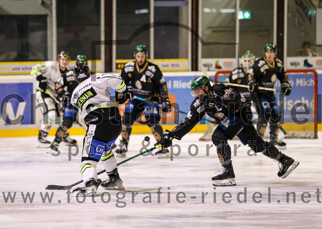 2024-02-23_088_TSV_Erding_gegen_ERSC_Amberg | Erding, Deutschland, 23.02.2024:
Eishockey, Bayernliga Playoffs 2023 / 2024, 3. Spieltag, TSV Erding gegen ERSC Amberg, Endergebnis: 2:3 n. V.

Mauriz Silbermann (ERSC Amberg, #2), Philipp Michl (Erding Gladiators, #77)

Foto: Christian Riedel / fotografie-riedel.net