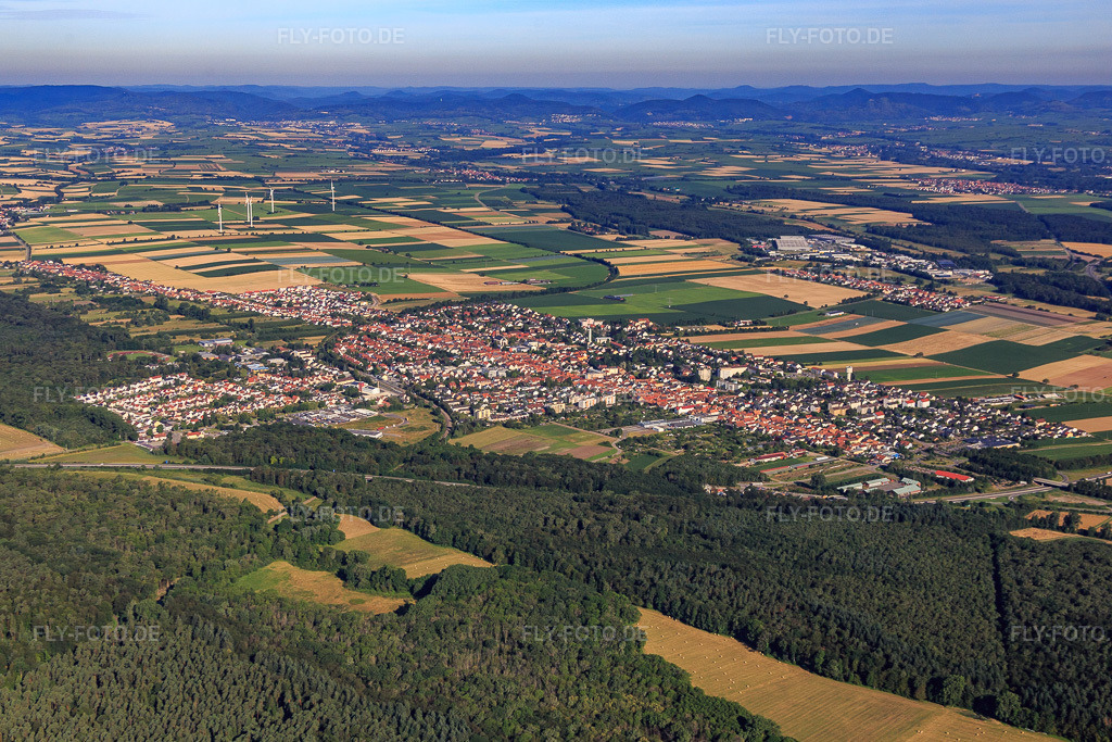 Luftbild: Stadtübersicht aus Südosten in Kandel im Bundesland Rheinland-Pfalz in Deutschland. Foto: IMG_091796.jpg vom 10.07.2016 durch Werner Riehm/FLY-FOTO.de