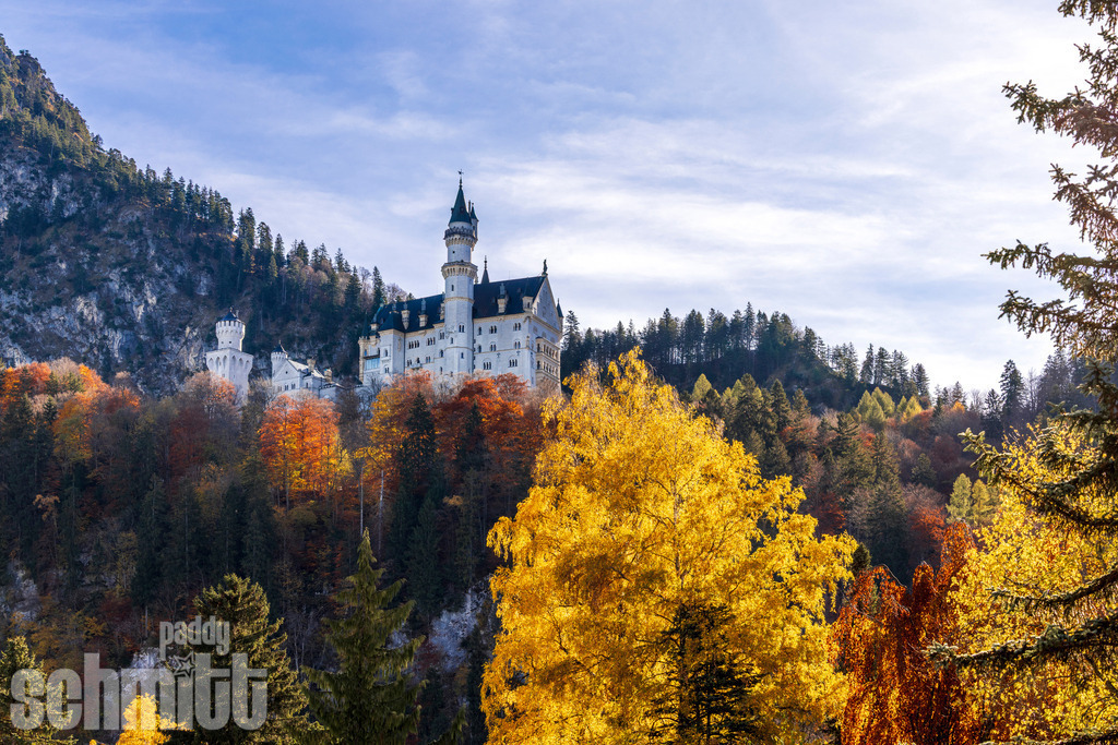 Schloss Neuschwanstein im Herbst | Schloss Neuschwanstein im goldenen Herbst, umgeben von farbenprächtigen Wäldern und der idyllischen Landschaft des Allgäus. - Realisiert mit Pictrs.com