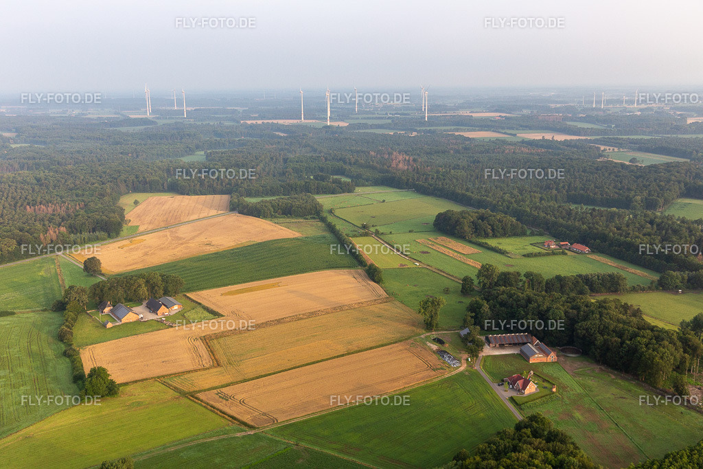 Höfe und Felder | Luftbild: Höfe und Felder im Ortsteil Almsick in Stadtlohn im Bundesland Nordrhein-Westfalen in Deutschland. Foto: IMG_008149.jpg vom 18.07.2020 durch Werner Riehm/FLY-FOTO.de - Realisiert mit Pictrs.com