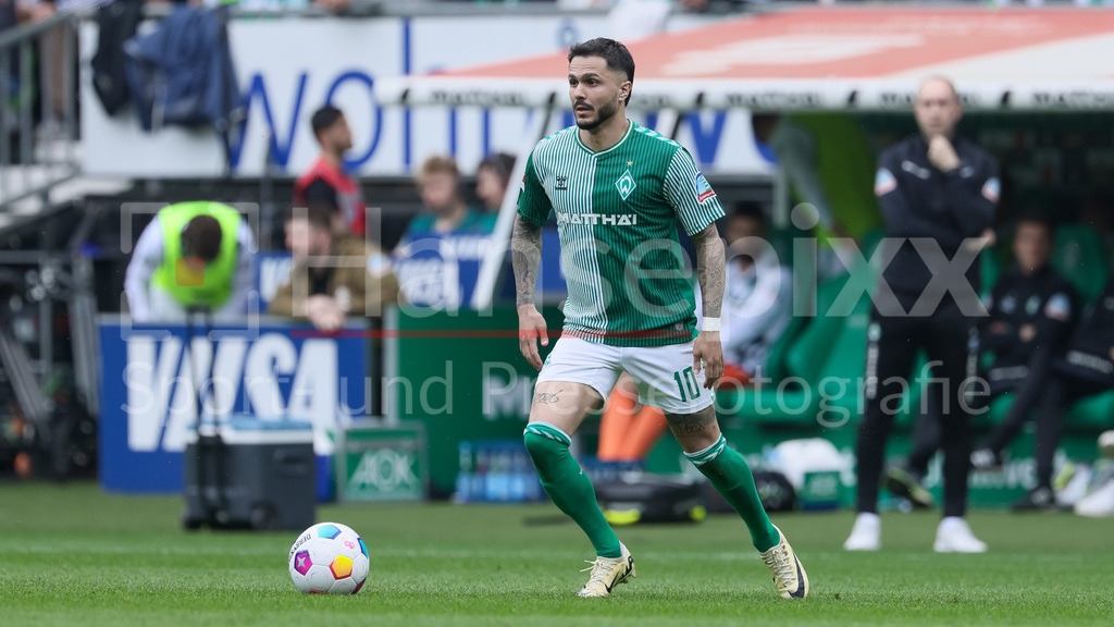 Fussball, Bundesliga, SV Werder Bremen - Borussia Mönchengladbach | v.li.: Leonardo Bittencourt (SV Werder Bremen, 10) am Ball, Freisteller, Einzelbild, Ganzkörper, Aktion, Action, Spielszene, DIE DFL-RICHTLINIEN UNTERSAGEN JEGLICHE NUTZUNG VON FOTOS ALS SEQUENZBILDER UND/ODER VIDEOÄHNLICHE FOTOSTRECKEN. DFL REGULATIONS PROHIBIT ANY USE OF PHOTOGRAPHS AS IMAGE SEQUENCES AND/OR QUASI-VIDEO.