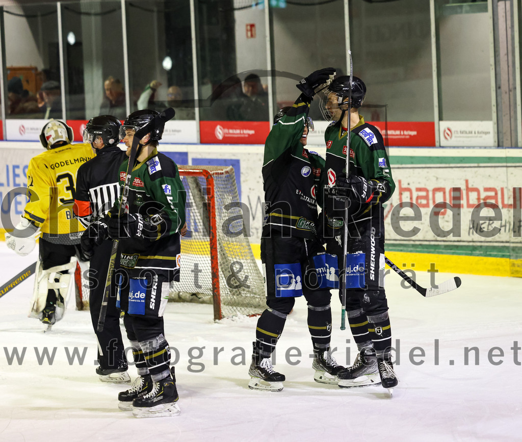 2023-02-10_145_TSV_Erding_gegen_ERSC_Amberg | Erding, Deutschland, 10.02.2023:
Eishockey, Bayernliga Meisterrunde Gruppe B 2022 / 2023, 3. Spieltag, TSV Erding gegen ERSC Amberg, Endergebnis: 6:3

Elias Maier (Erding Gladiators, #15), Mark Waldhausen (Erding Gladiators, #27), Florian Zimmermann (Erding Gladiators, #5)

Foto: Christian Riedel / fotografie-riedel.net