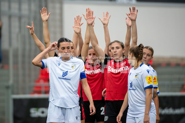 20241007NSZ_9544 | Eckenvariante. Die Spielerinnen von Bayer warten auf die EckeDEU, Leverkusen, 07.10.2024 Fußball, Frauen, Google Pixel Frauen-Bundesliga, Saison 2024/2025, 5. Spieltag, Bayer 04 Leverkusen - FC Carl Zeiss JenaDIE DFB-RICHTLINIEN UNTERSAGEN JEGLICHE NUTZUNG VON FOTOS ALS SEQUENZBILDER UND/ODER VIDEOÄHNLICHE FOTOSTRECKEN - Realisiert mit Pictrs.com