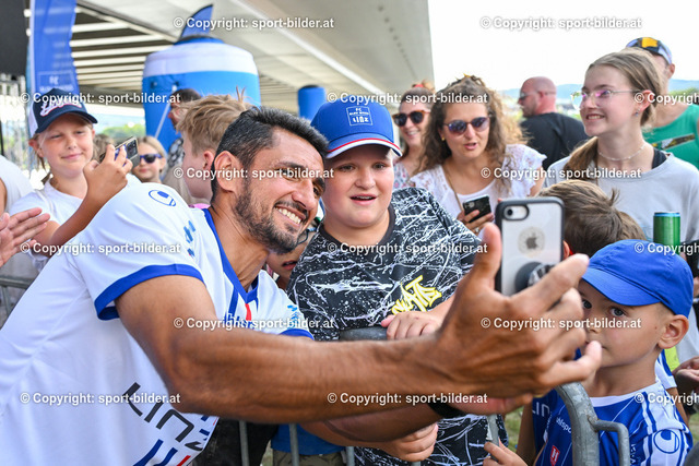 AUT, FC Blau Weiss Linz Saisonauftaktfest 2024/25 | 24.07.2024, Linz, AUT, FC Blau Weiss Linz Saisonauftaktfest 2024/25, im Bild Ronivaldo Bernardo Sales (Blau Weiss Linz), Fans - Zuschauer FC Blau Weiss Linz (Blau Weiss Linz)