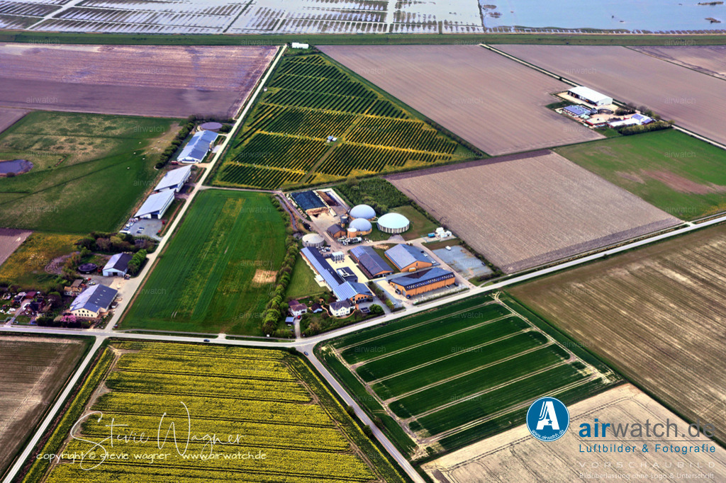 Luftbild GP JOULE | GP JOULE ist ein integrierter Energieversorger, der in allen Bereichen der Energie-Wertschöpfungskette aktiv ist, von der Erzeugung bis zur Nutzung. Das Unternehmen plant, baut und führt Solar- und Windparks, errichtet Wasserstoffinfrastrukturen, realisiert Nahwärmenetze und setzt E-Mobilität für Unternehmen und Kommunen um. GP JOULE beliefert Kunden mit Strom und ermöglicht Bürgerinnen und Bürgern die Beteiligung an erneuerbaren Energieprojekten.