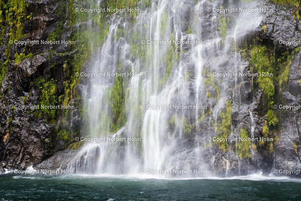 Reisefotografie - Neuseeland - Milford Sound | Wasserfälle im neuseeländischen Milford Sound. - Realisiert mit Pictrs.com