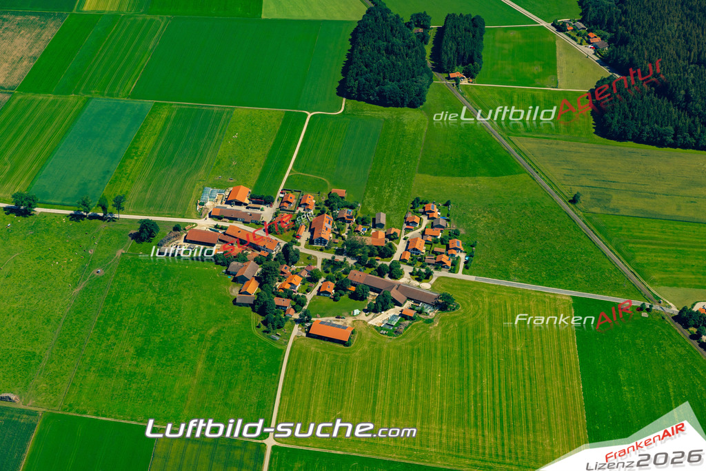 Aktuelles Luftbild von Unterlaindern Valley - Die Luftaufnahme wurde 2022 mittels UL-Flugzeug erstellt ( keine Drohne ) - hochauflösende Kamera-Systeme von  Canon -Beste Qualität - Für grossformatige Ausdrucke geeignet. Die Geschenkidee !