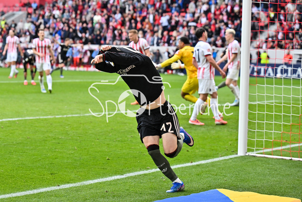 SC Freiburg - FC Bayern München | FREIBURG, GERMANY - 04. APRIL: Jubel der Bayern nach dem Treffer zum 2-3 durch Lennart KARL (FC Bayern Munich 42) / Tor / Torschuetze / Freude / Happy / während dem Bundesligamatch zwischen dem SC Freiburg und dem FC Bayern München am 28. Spieltag im Europa-Park Stadion / DFL REGULATIONS PROHIBIT ANY USE OF PHOTOGRAPHS AS IMAGE SEQUENCES AND/OR QUASI-VIDEO