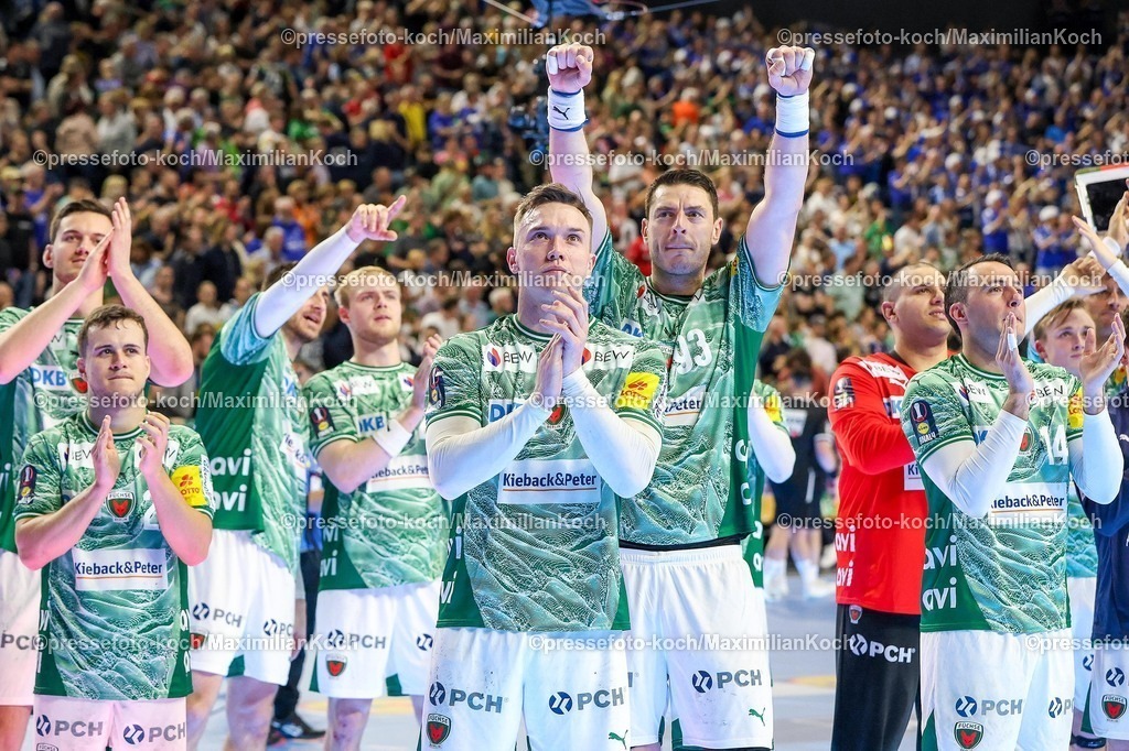 xSSCx18042601037 | 18.04.2026, xsscx, Handball, DHB-Pokal Lidl Final4, TBV Lemgo-Lippe - Füchse Berlin, Saison 2025 / 2026 Herren, Lanxess Arena: Die Mannschaft der Füchse Berlin feiert den Sieg über den TBV Lemgo - Lasse Andersson (Füchse Berlin #11) Photo: xSandraxScherningxPressefotoKochx