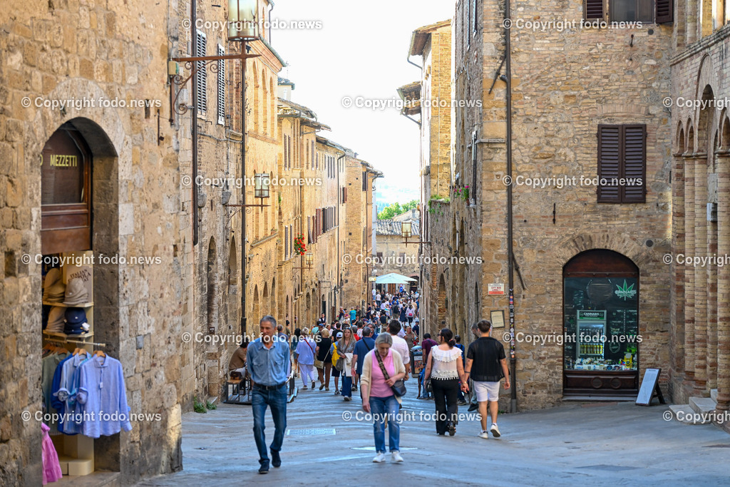 Italien_ Toskana_ San Gimignanao_ 26.05.2024-28 | 26.05.2024, Italien, ITA, Toskana, San Gimignano im Bild Stadtansichten Gebäude, Architektur, Touristen, Historisch, Ansichten der berühmten Stadt San Gimignano in der Toskana-Italien - View of the famous town San Gimignano in Tuscany-Italy


San Gimignano ist eine italienische Kleinstadt in der Toskana mit einem mittelalterlichen Stadtkern. San Gimignano wird auch die Stadt der Türme genannt. Die Stadt liegt in der Provinz Siena. Sie gehört neben Florenz, Siena und Pisa zu den von Touristen meist besuchten Zielen in der Toskana.
