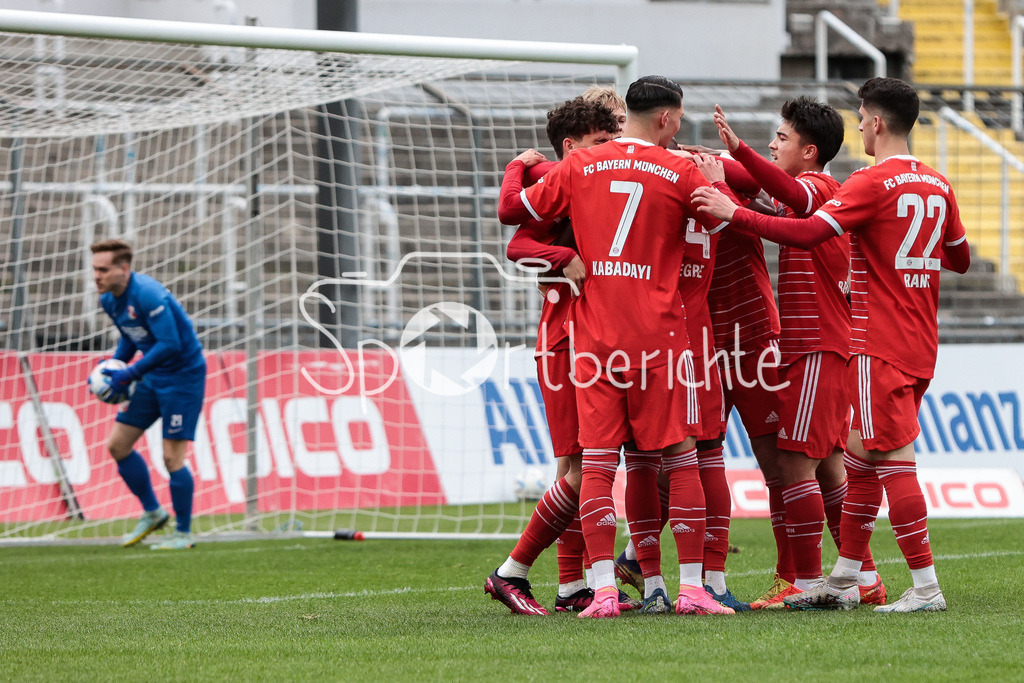 FC Bayern Amateure - SpVgg Hankofen-Hailing | Jubel der Amateure nach dem Treffer zum 2-1 durch Younes AITAMER (FCB #17) / Tor / Torjubel