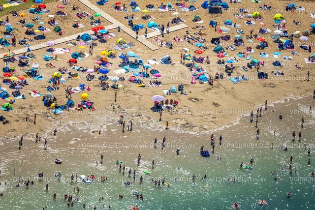 Voerde240803009StrandbadTenderingssee_Freibad | Luftbild, Strandbad Tenderingssee, Freibad am Tender, Sandstrand und Liegewiese mit Badegästen und bunten Sonnenschirmen, spielen und sonnen am Strand, Formen und Farben, Möllen, Voerde, Ruhrgebiet, Nordrhein-Westfalen, Deutschland
