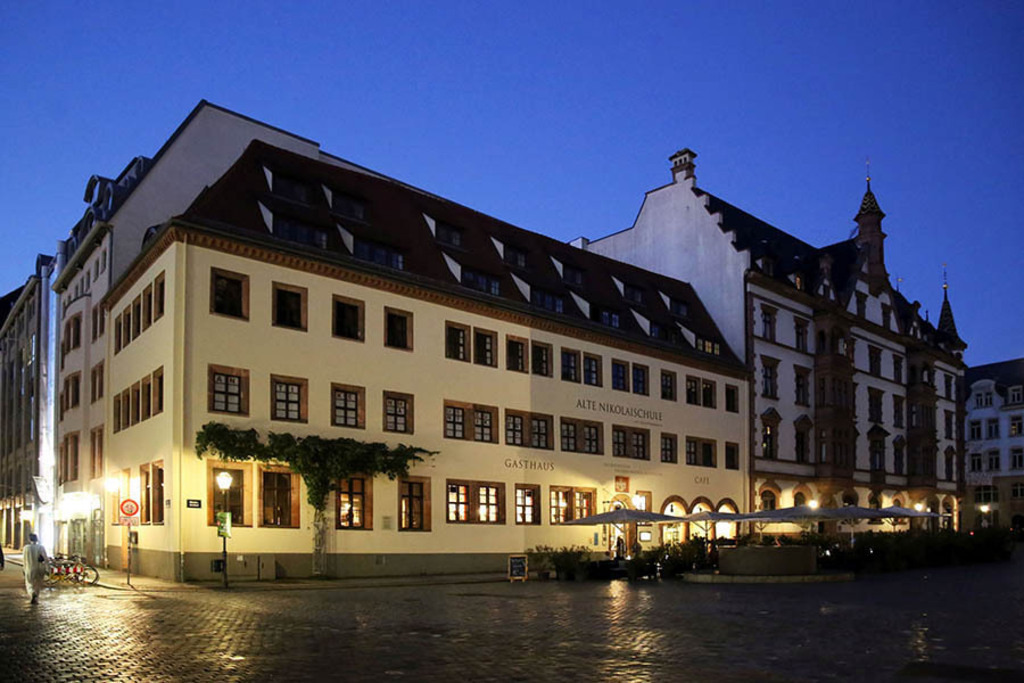 Bildlexikon Leipzig - Alte Nikolaischule bei Nacht | Das Team hinter BILDLEXIKON LEIPZIG bündelt historische wie aktuelle Informationen über die Stadt Leipzig in Text und Bild auf einer Plattform und stellt diese der interessierten Öffentlichkeit zur Verfügung.
