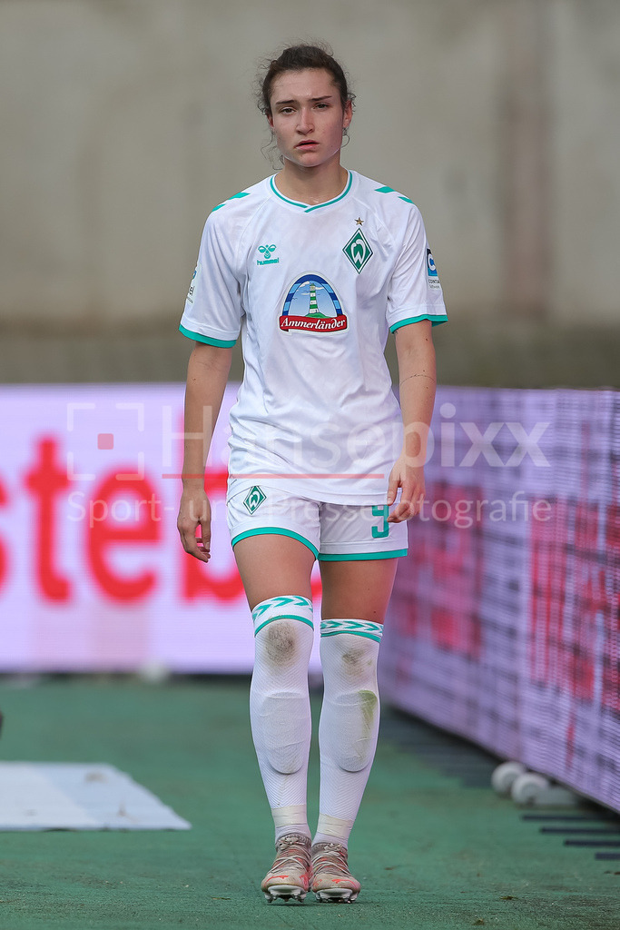Fussball, Google Pixel Frauen-Bundesliga, SGS Essen - SV Werder Bremen | v.li.: Sophie Weidauer (SV Werder Bremen, 9) nach ihrer Auswechslung, erschöpft, müde, DIE DFB-RICHTLINIEN UNTERSAGEN JEGLICHE NUTZUNG VON FOTOS ALS SEQUENZBILDER UND/ODER VIDEOÄHNLICHE FOTOSTRECKEN. DFB REGULATIONS PROHIBIT ANY USE OF PHOTOGRAPHS AS IMAGE SEQUENCES AND/OR QUASI-VIDEO.