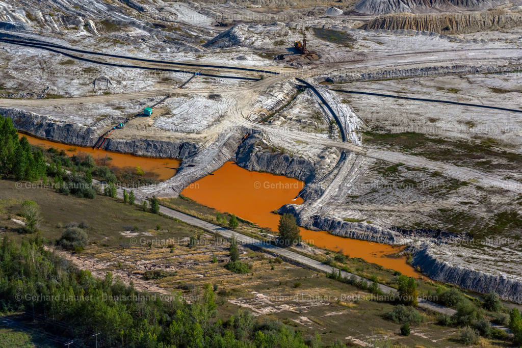 4042102 | HOHENMöLSEN 15.09.2020 Tümpel im Abbaugebiet - Gelände des Braunkohle - Tagebau " Profen " in Hohenmölsen im Bundesland Sachsen-Anhalt, Deutschland. // Ponds in the mining area - site of the lignite - opencast mine "Profen" in Hohenmolsen in the state Saxony-Anhalt, Germany. Foto: Gerhard Launer