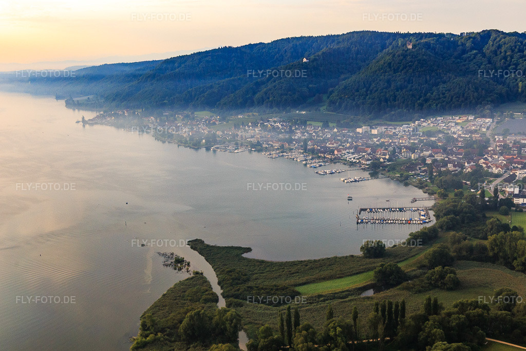 Luftbild: Stadtansicht am Ufer des Bodensees im Morgendunst im Ortsteil Bodman in Bodman-Ludwigshafen im Bundesland Baden-Württemberg in Deutschland. Foto: IMG_102864.jpg vom 26.08.2017 durch Werner Riehm/FLY-FOTO.de