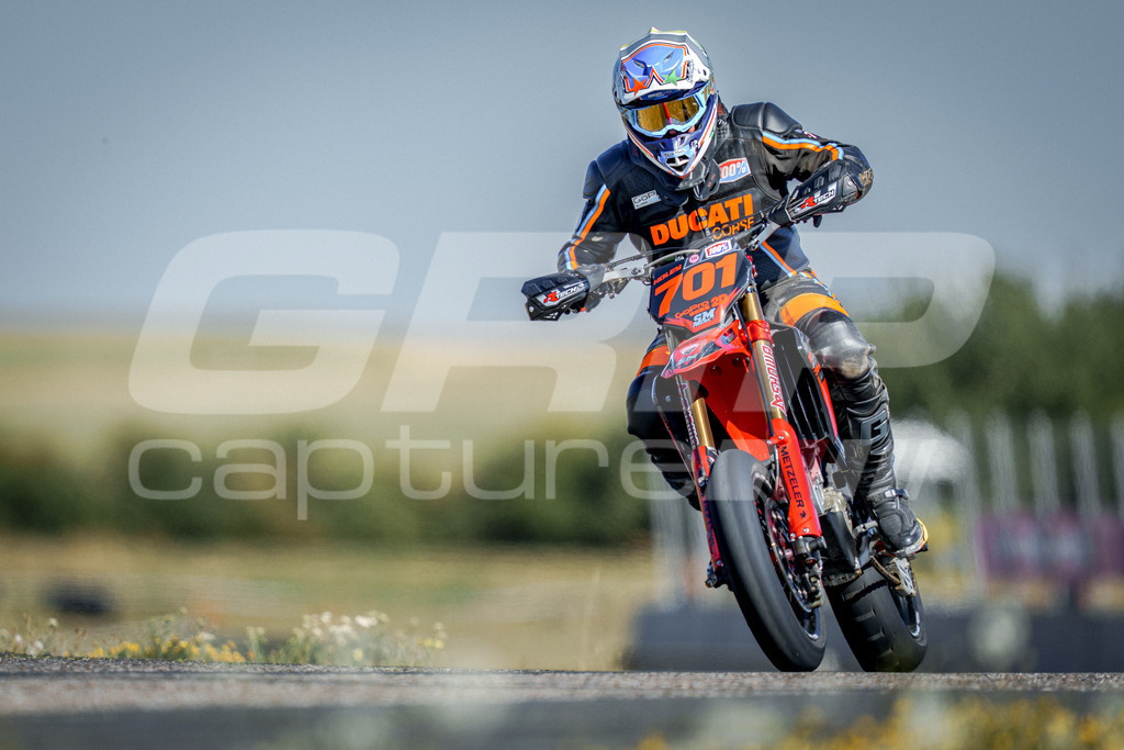 SuperMoto_Staatsmeisterschaft_Fuglau-1095 | GRIPcapture steht für authentische Sportfotografie in Österreich – für Momente, die mehr sind als Geschwindigkeit oder Ergebnis. Es geht um Emotion, Spannung, Fokus und den Augenblick, der oft nur einen Wimpernschlag dauert.Ob Motorsport, Teamsport oder 