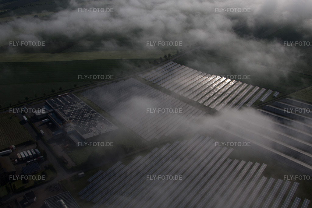 Luftbild: Wetterbedingt in eine Nebel- Schicht eingebettete Panelreihen der Photovoltaikanlage des Solarpark bzw. Solarkraftwerk im Ortsteil Bredenborn in Marienmünster im Bundesland Nordrhein-Westfalen in Deutschland.Foto: IMG_65204.jpg vom 24.05.2014 durch Werner Riehm/FLY-FOTO.deAuflösung des Originals: 4752 x 3168 px