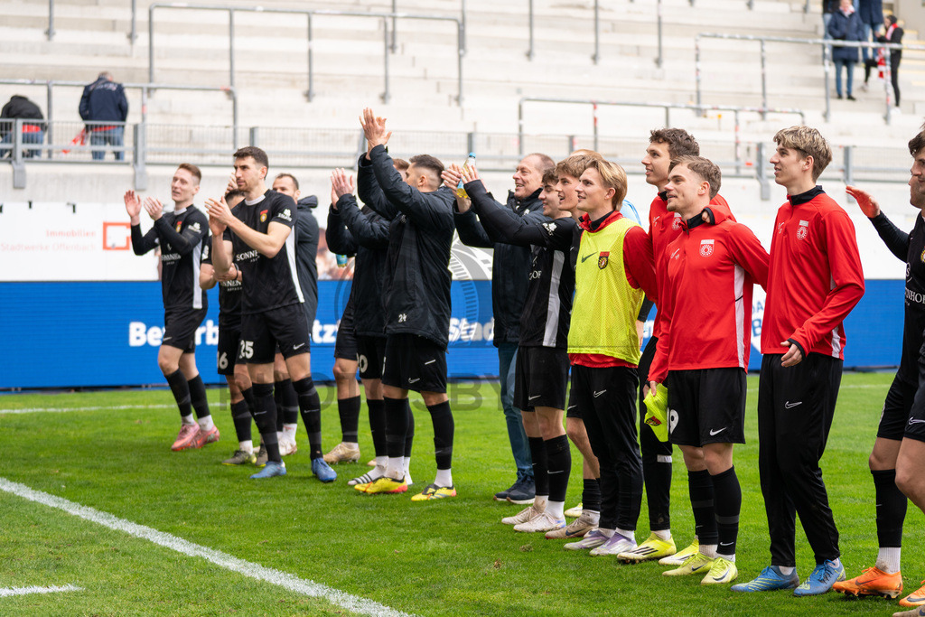 Kickers Offenbach vs. SG Sonnenhof Grossaspach, Fussball, Regionalliga Suedwest, 24. Spieltag, 14.03.2026 | SG Sonnenhof Grossaspach in der Kurve bei Ihren Fans nach dem Spiel,Kickers Offenbach vs. SG Sonnenhof Grossaspach, Fussball, Regionalliga Suedwest, 24. Spieltag, 14.03.2026Foto: photosbyphips/Philip Ziegler