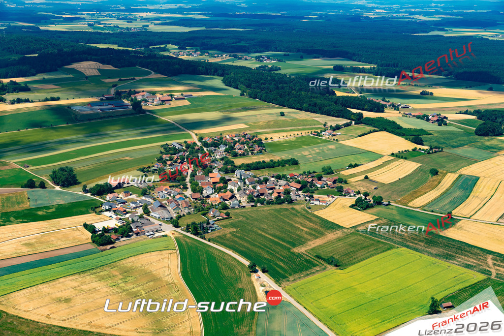 Das Luftbild zeigt : Aichkirchen Hemau - Die Luftaufnahme wurde 2023 vom UL-Flugzeug aus erstellt ( keine Drohne ) - Hochauflösende Luftaufnahme - Für grossformatige Ausdrucke geeignet. Die Geschenkidee !Mit Lizenz und Bildrechte bestellbar