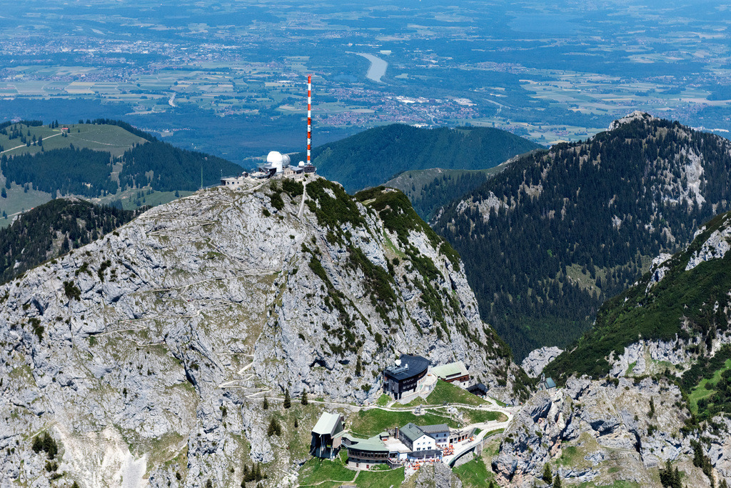 dr__0100286.jpg | BAYRISCHZELL 13.06.2023 Gipfel des Wendelsteinmassivs im Mangfallgebirge der Alpen bei Bayrischzell im Bundesland Bayern. Die Rundfunk- Sendeanlage mit dem markanten Sendemasten und Antennen wird vom Bayerischen Rundfunk betrieben. Auf dem Wendelstein befinden sich außerdem eine Sternwarte, Wetterwarte und die Wendelsteinkapelle. Er ist mit Seilbahn und Zahnradbahn erschlossen. 