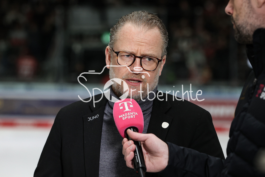 Augsburger Panther - Düsseldorfer EG | ein enttaeuschter Christof KREUTZER in Aktion stellt sich nach dem Abstieg den Fragen von MAgentaSport /