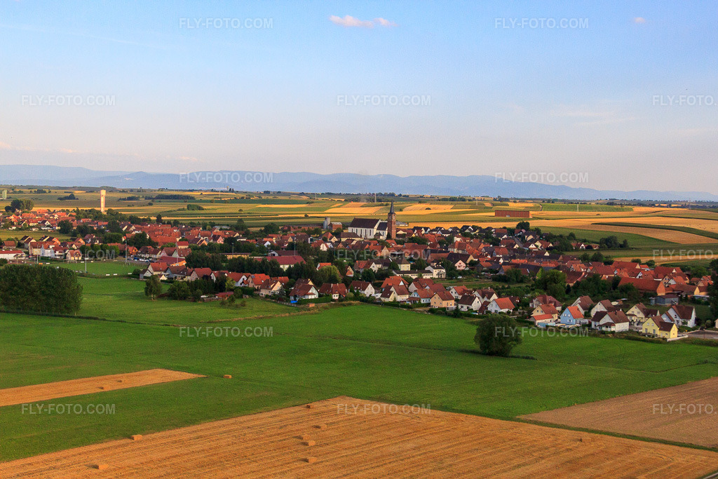 Aerial view: Rue de la Haute Vienne in Schleithal in the state Bas-Rhin, France. – Photo: IMG_59020.jpg taken on 08/04/2013 by Werner Riehm/FLY-FOTO.com – Resolution of the original: 4752 x 3168 px