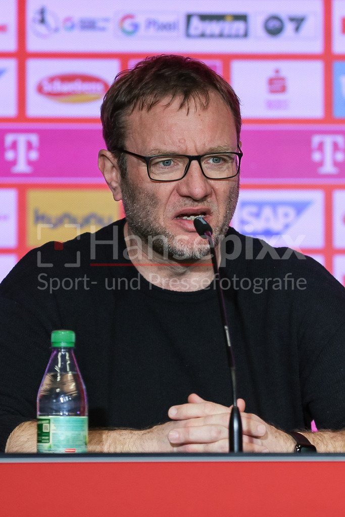 Fussball, Google Pixel Frauen-Bundesliga, 1. FC Köln - SV Werder Bremen | v.li.: Thomas Horsch (Trainer, Cheftrainer, SV Werder Bremen) während der Pressekonferenz, DIE DFB-RICHTLINIEN UNTERSAGEN JEGLICHE NUTZUNG VON FOTOS ALS SEQUENZBILDER UND/ODER VIDEOÄHNLICHE FOTOSTRECKEN. DFB REGULATIONS PROHIBIT ANY USE OF PHOTOGRAPHS AS IMAGE SEQUENCES AND/OR QUASI-VIDEO.