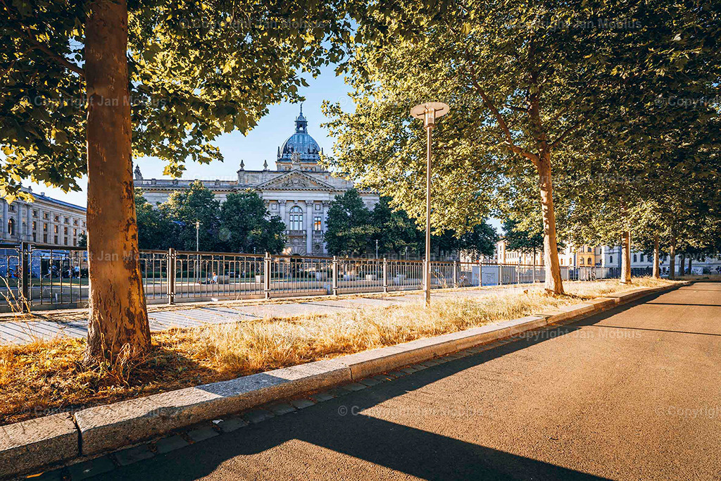 Bundesverwaltungsgericht | Das heutige Bundesverwaltungsgericht in Leipzig blickt auf eine bewegte Geschichte zurück: Ursprünglich als Reichsgericht errichtet, diente das beeindruckende Gebäude später als Bildermuseum. Heute ist es Sitz des höchsten deutschen Gerichts für öffentliches Recht. Die Verbindung aus historischer Architektur, kulturellem Erbe und rechtlicher Bedeutung macht diesen Ort einzigartig – für Besucher, Interessierte und Bildkäufer gleichermaßen. - Realisiert mit Pictrs.com