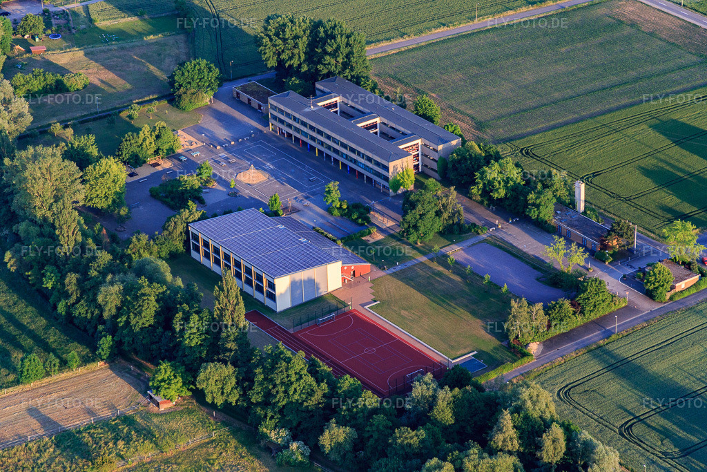Luftbild: Klingbachschule im Ortsteil Ingenheim in Billigheim-Ingenheim im Bundesland Rheinland-Pfalz in Deutschland. Foto: IMG_080369.jpg vom 05.06.2015 durch Werner Riehm/FLY-FOTO.de