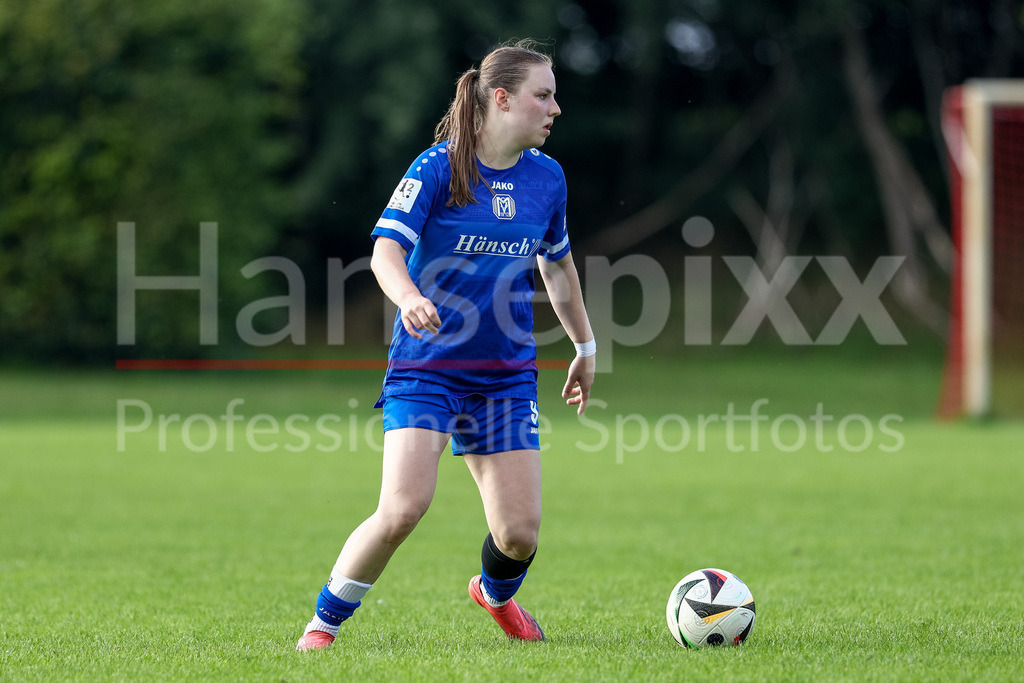 Fussball, Testspiel Frauen, SV Meppen - SpVg Aurich | Marleen Kropp (SV Meppen, 9) am Ball, Freisteller, Einzelbild, Ganzkörper, Aktion, Action, Spielszene