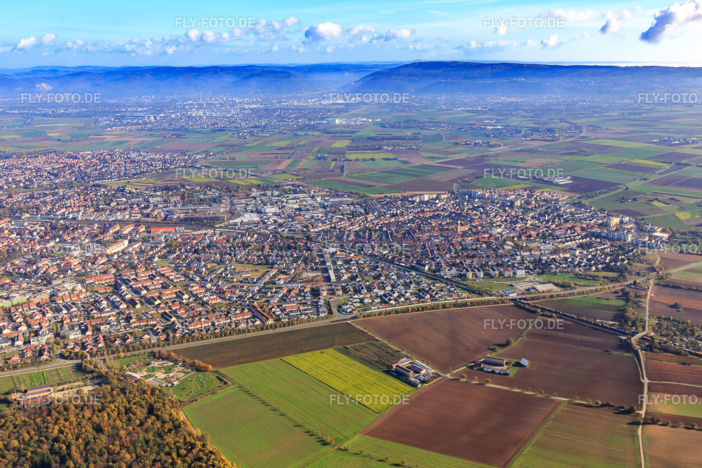 Stadtansicht aus Südwesten mit alla hopp! Spielplatz Schwetzingen http://www.allahopp-schwetzingen.de/ | Luftbild: Stadtansicht aus Südwesten mit alla hopp! Spielplatz Schwetzingen http://www.allahopp-schwetzingen.de/ in Oftersheim im Bundesland Baden-Württemberg in Deutschland. Foto: IMG_104247.jpg vom 31.10.2017 durch Werner Riehm/FLY-FOTO.de - Realisiert mit Pictrs.com