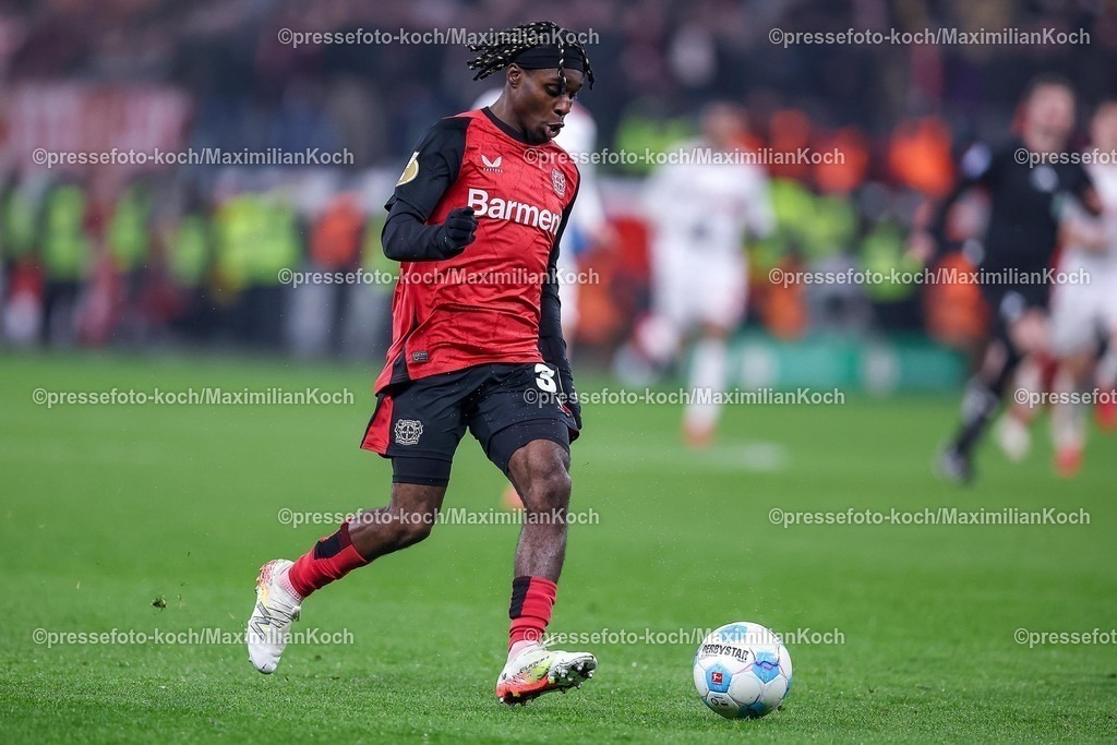 DFB05022502228 | 05.02.2025, Fußball, DFB-Pokal Viertelfinale, Bayer 04 Leverkusen - 1.FC Köln, BayArena, Saison 2024 2025: Jeremie Frimpong (Bayer04 Leverkusen #30) DFB regulations prohibit any use of photographs as image sequences and or quasi-video.