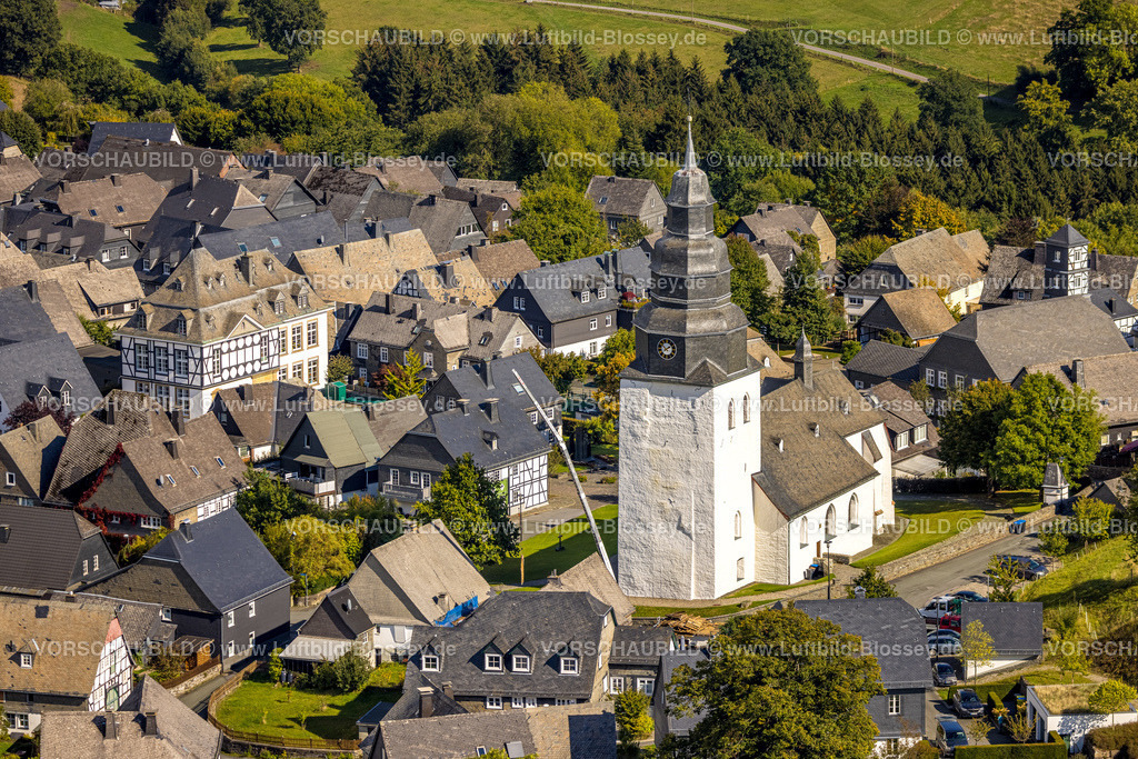 Meschede220901829 | Luftbild, Historischer Ortskern, Kirche St. Johannes Evangelist, Rathaus, Eversberg, Meschede, Sauerland, Nordrhein-Westfalen, Deutschland