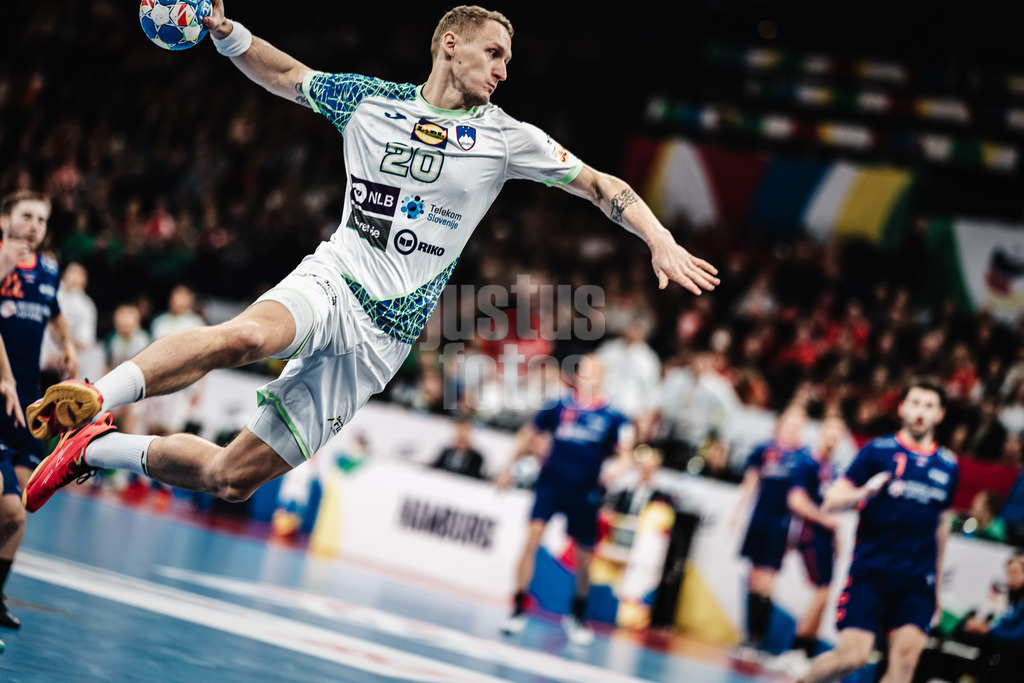 Handball | Herren | EHF EURO 2024 | European Championshop Men 2024 Final Tournament | Slowenien vs. Niederlande | 21.01.2024 | Tilen Kodrin (#20, Slowenien, SLO) wirft aufs Tor