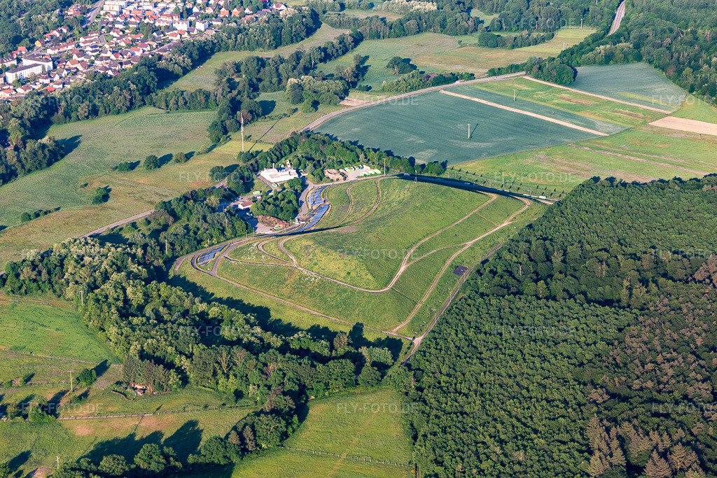 Luftbild: Mülldeponie in Berg im Bundesland Rheinland-Pfalz in Deutschland. Foto: IMG_131503.jpg vom 18.05.2022 durch Werner Riehm/FLY-FOTO.deAbfallwirtschaft Germersheim