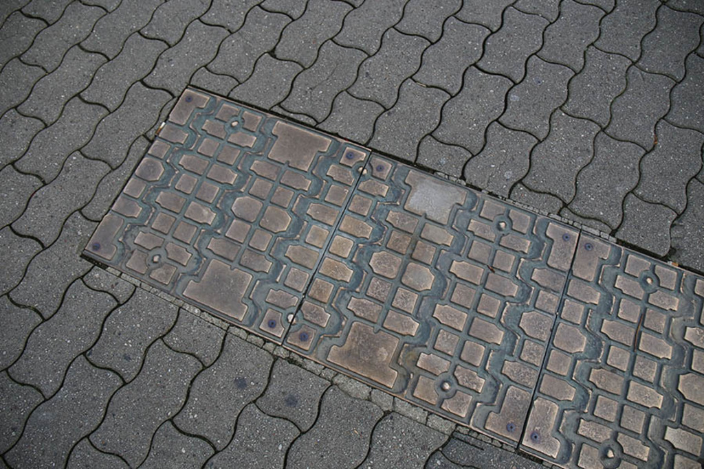 Volksaufstand - 17. Juni 1953 - Denkmal der Panzerspuren | Entdecke über 20 Kategorien Leipzig-Motive: Foto-Downloads, hochwertige Poster, Leinwand- & Fine-Art-Prints. Jetzt Lieblingsfoto im Bildlexikon Leipzig Shop bestellen!