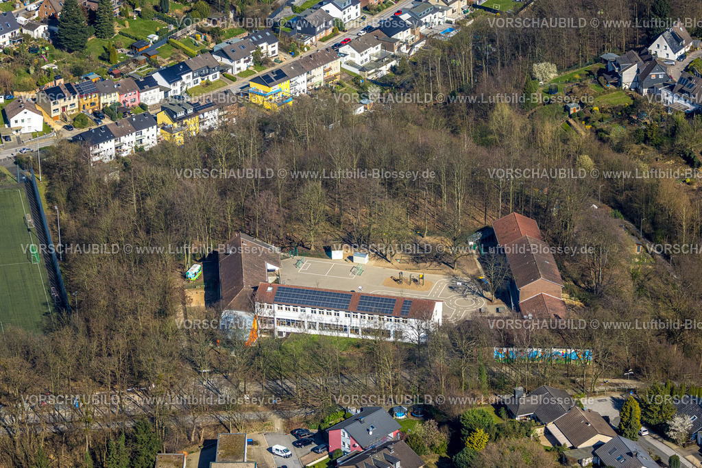 Heiligenhaus240302094 | Luftbild, Städtische Katholische Grundschule St. Suitbertus im Waldgebiet, Heiligenhaus, Ruhrgebiet, Nordrhein-Westfalen, Deutschland
