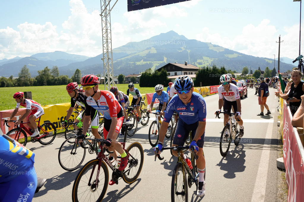 407_20230817_Bewerb_Maenner_Muehlanger | AUT - OESTERREICH, 2023-08-16: SPORT RENNRAD-FAHREN - 55. INTERNATIONALER RADWELTPOKAL IN ST. JOHANN IN TIROL  - Vintage-Radrennen mit WM-Bronze-Medaillen-Siegerin Christina Schweinberger, den Teilnehmer und Alexander Baumann (vom Orginastions-Team) - TAG 2 BEWERB MAENNER IN SECHS GRUPPEN  ; Foto: Roland Muehlanger