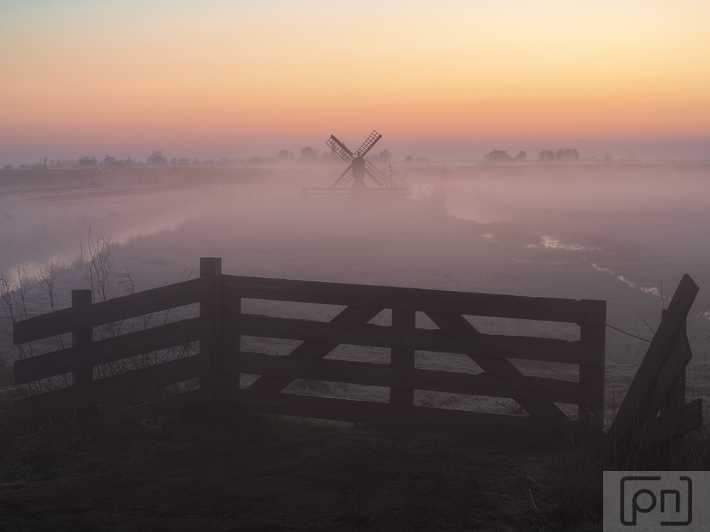 Sonnenaufgangsfotos in den Niederlanden | Ein nebliger Sonnenaufgang in den Niederlanden bietet eine verträumte und märchenhafte Szene, die die Schönheit der Landschaft in einem ganz neuen Licht zeigt. Die Fotografie fängt den Moment ein, in dem die aufgehende Sonne ihre goldenen Strahlen durch den dichten Nebel schickt und die Welt in ein sanftes und geheimnisvolles Glühen taucht.

Die neblige Umgebung verleiht der Landschaft eine Aura des Geheimnisvollen und Verzaubernden. Bäume und Wiesen tauchen aus dem Nebel auf, als ob sie aus einem Traum erwachen, während die sanften Konturen von Wasserläufen und Seen im Hintergrund verschwimmen.

Der Sonnenaufgang wirft einen warmen Schimmer auf den Nebel, der die Landschaft in ein weiches und diffuses Licht hüllt. Die goldenen Strahlen durchdringen den Nebel und schaffen einen wunderschönen Kontrast zwischen Licht und Schatten.