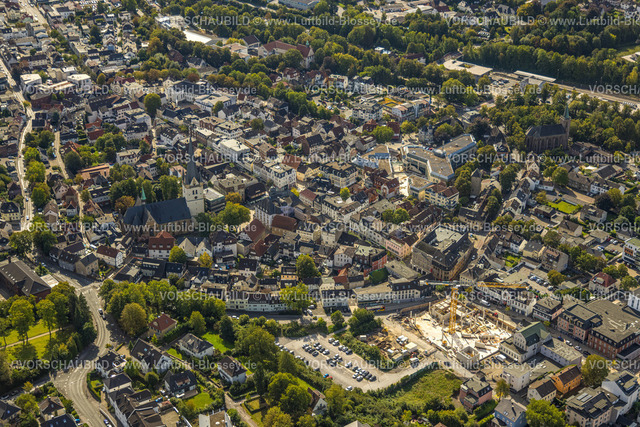 Menden230905613 | Luftbild, Stadtmitte mit Rathaus, Dorte-Hilleke-Bücherei Stadtbücherei und kath. Kirche St. Vincenz, Fußgängerzone Hauptstraße, Menden, Menden, Sauerland, Nordrhein-Westfalen, Deutschland