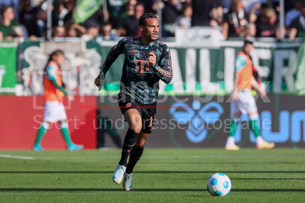 Fussball, Bundesliga, SV Werder Bremen - FC Bayern München | v.li.: Leroy Sane (FC Bayern München, 10) am Ball, Freisteller, Einzelbild, Ganzkörper, Aktion, Action, Spielszene, DIE DFL-RICHTLINIEN UNTERSAGEN JEGLICHE NUTZUNG VON FOTOS ALS SEQUENZBILDER UND/ODER VIDEOÄHNLICHE FOTOSTRECKEN. DFL REGULATIONS PROHIBIT ANY USE OF PHOTOGRAPHS AS IMAGE SEQUENCES AND/OR QUASI-VIDEO.