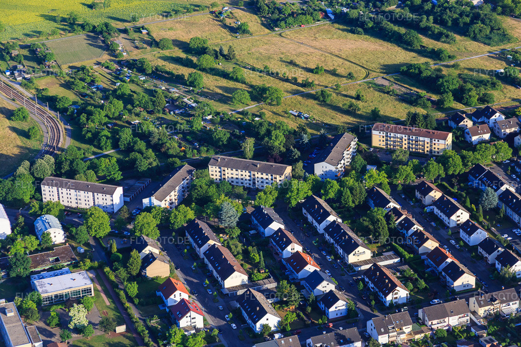 Luftbild: Oberfeldstr im Ortsteil Neureut in Karlsruhe im Bundesland Baden-Württemberg in Deutschland. Foto: IMG_080811.jpg vom 13.06.2015 durch Werner Riehm/FLY-FOTO.de
