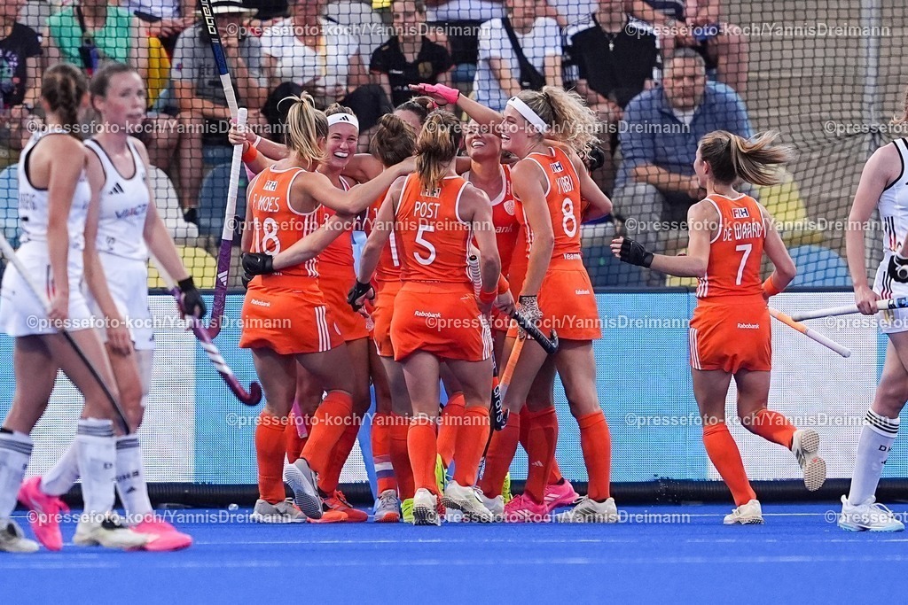 xydrx11082503025 | 11.08.2025, xydrx, Frauen EuroHockey Championship 2025, Gruppenphase, Gruppe A, Deutschland - Niederlande, Sparkassenpark Mönchengladbach: Torjubel nach dem Tor zum 3:0 für die niederländische Feldhockey Nationalmannschaft durch Torschütze Pien Sanders (NED #11) zusammen mit dem Team