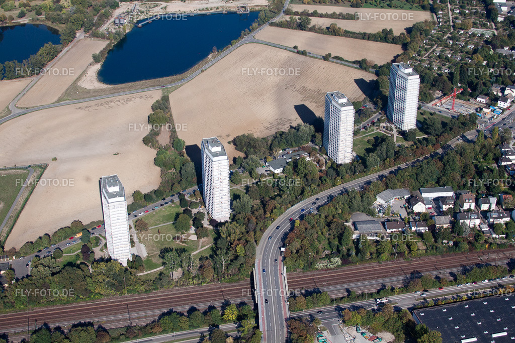 Vier Wohn-Hochhaus- Gebäude An der Froschlache im Ortsteil Oggersheim am Rhein | Luftbild: Vier Wohn-Hochhaus- Gebäude An der Froschlache im Ortsteil Oggersheim am Rhein im Ortsteil Friesenheim in Ludwigshafen im Bundesland Rheinland-Pfalz in Deutschland. Foto: IMG_21832.jpg vom 09.10.2009 durch Werner Riehm/FLY-FOTO.de - Realisiert mit Pictrs.com